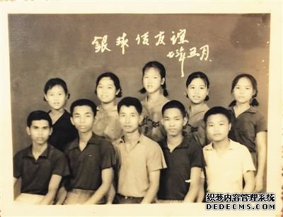 一九七三年，广州军区兵团中学生乒乓球骨干培训班在兴隆农场举办，符遂生（前左三）作为教练和孩子们的合影。