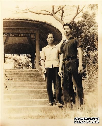 符遂生1970年代赢得广州军区兵团乒乓球优秀选手精英赛男子单打冠军后和母亲的合影。邵长春